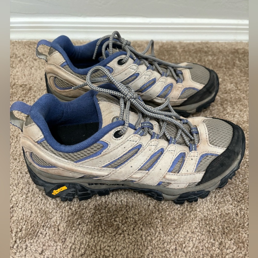 Women’s Merrill Vibrant hiking shoe.  Good condition. Very comfortable.